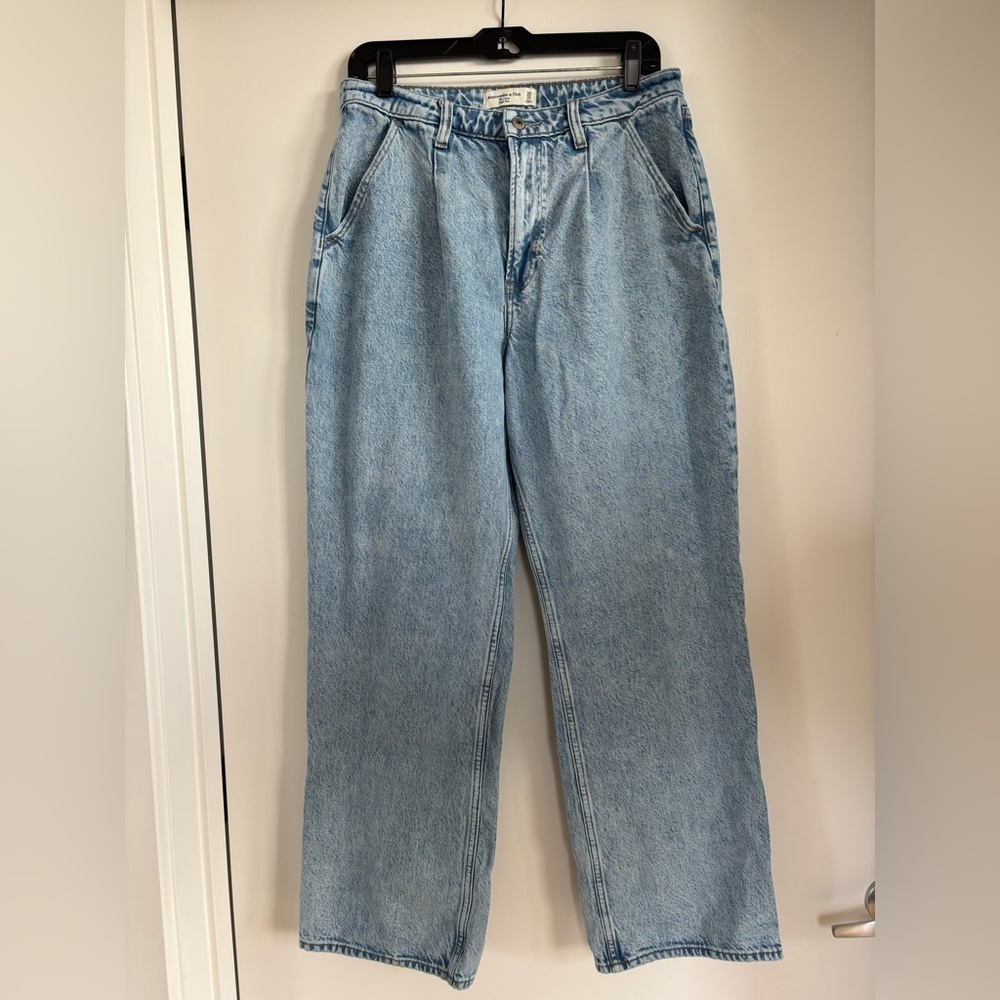 Abercrombie & Fitch Light Wash Loose High Rise Curve Love Jeans